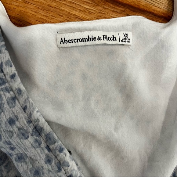 Abercrombie knot front flutter sleeve crop top - Picture 3 of 4